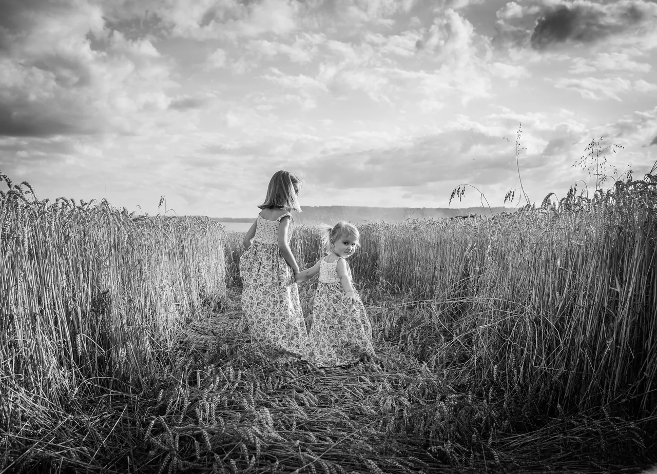 Photographe toul et nancy shooting famille noir et blanc en exterieur