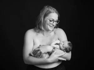 photo a nancy de naissance bebe et maman en noir et blanc