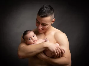 photographe nancy seance bebe naissance en studio avec papa