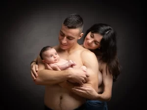 photographe toul seance naissance bebe en studio avec papa et maman